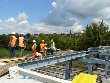 Podul peste linia ferată din strada Theodor Neş va redeschis pe 15 septembrie 